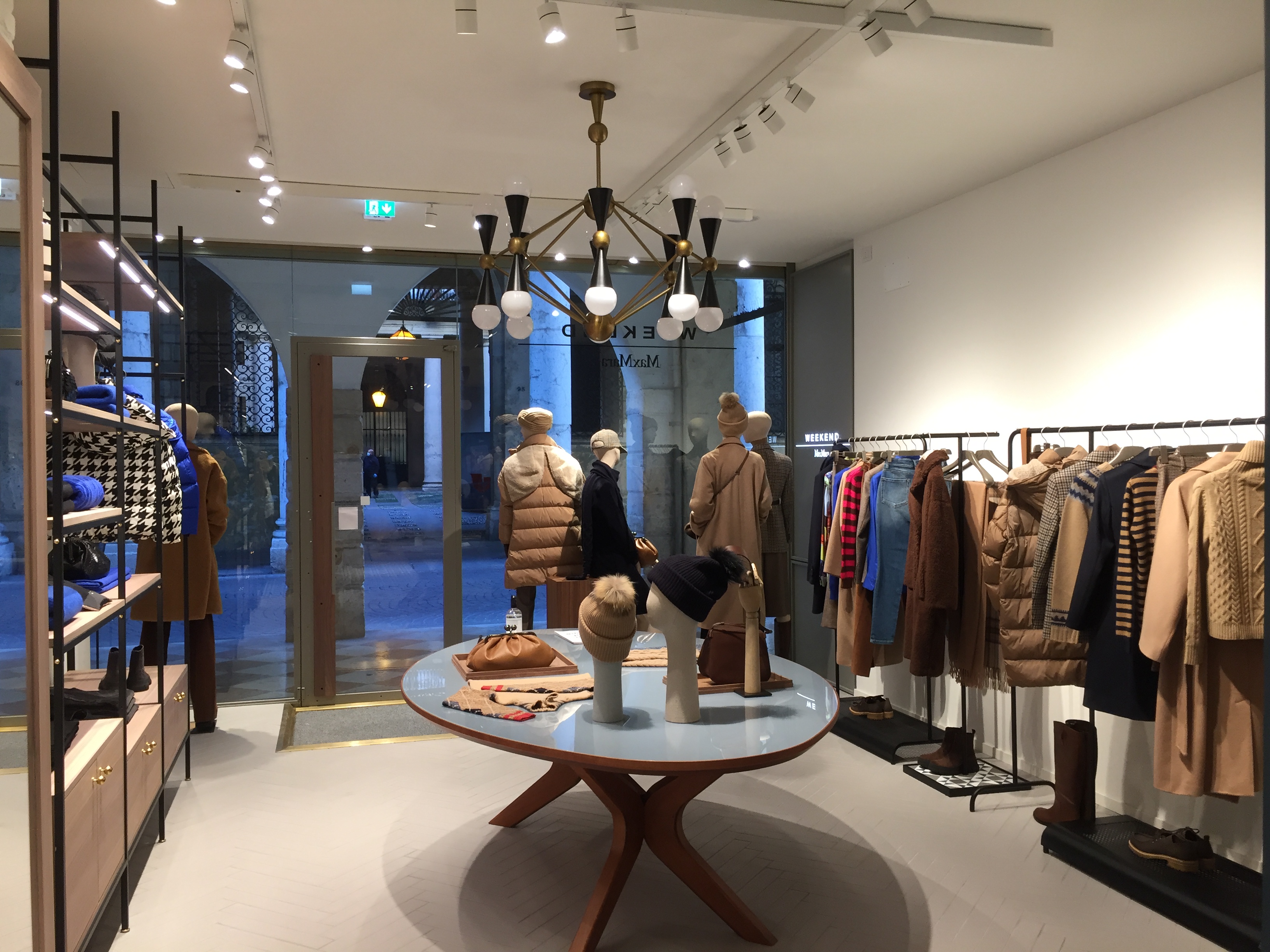 nuovo negozio weekend a vicenza realizzato da Arredo 91 produzione srl