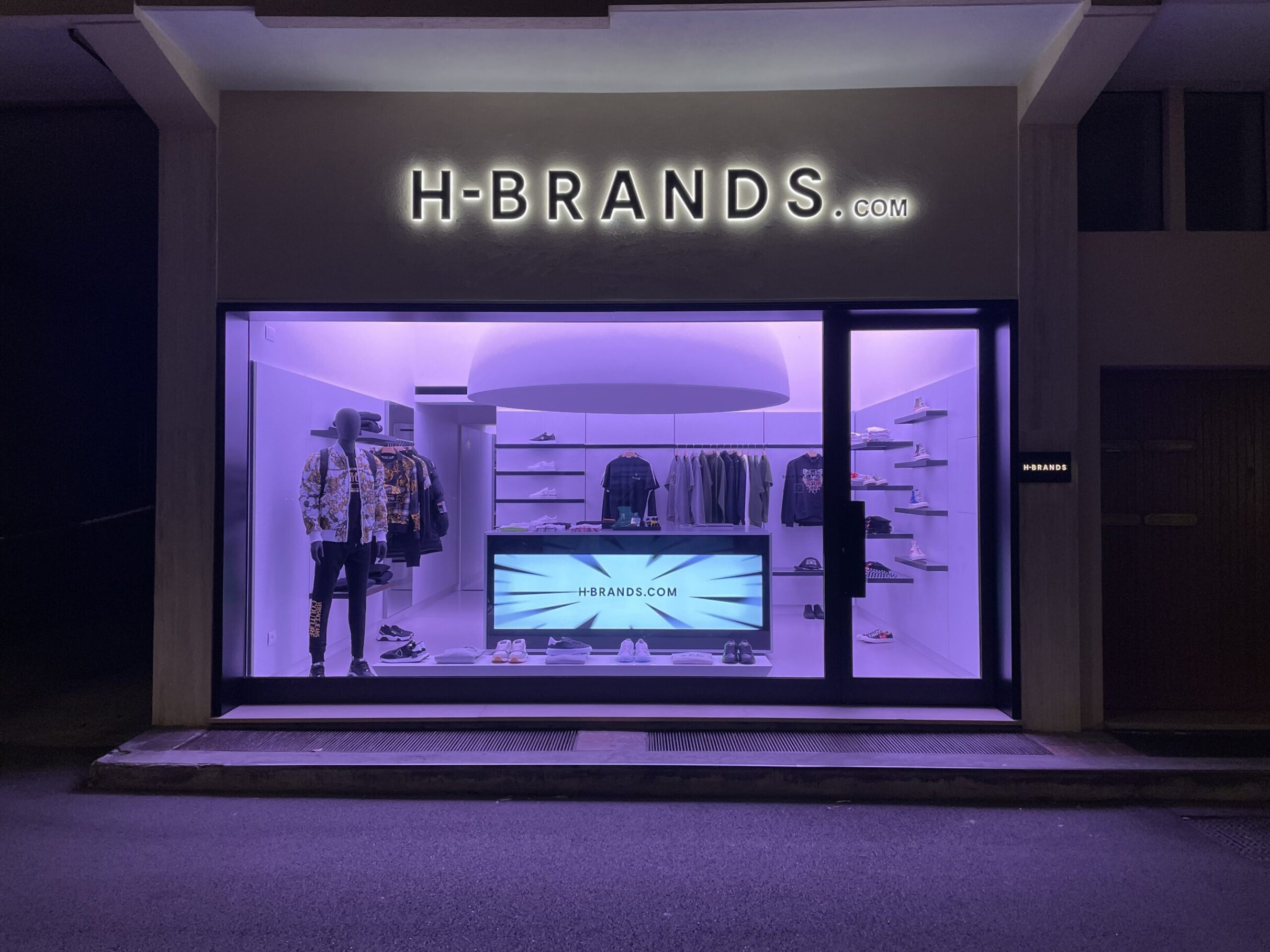 E-TAILER H-BRANDS APRE IL SUO PRIMO STORE FISICO